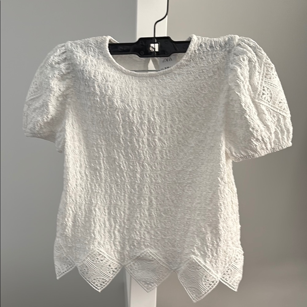 Zara White Textured Girl’s top.
Excellent condition.